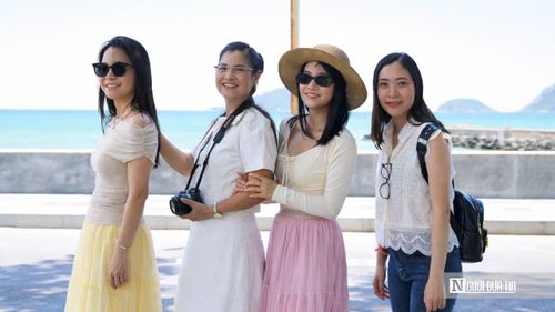 Chị Nguyễn Thị Hằng Nga (Tp.HCM) cho biết mình đi ra đây cùng gia đình, đã ra đây lần thứ 6 rồi, và sẽ tiếp tục còn ra nhiều lần nữa, dù phải cân nhắc tài chính vì giá cả và vé máy bay ra đây mắc hơn nhiều so với đi Phú Quốc, chị và gia đình vẫn chọn Côn Đảo cho kỳ nghỉ:"Tôi từng đi Phú Quốc, Nha Trang, nhưng Côn Đảo mang lại cảm giác rất riêng. Biển sạch, không khí trong lành, dịch vụ tuy đắt nhưng chất lượng tốt", chị Nga cho biết thêm