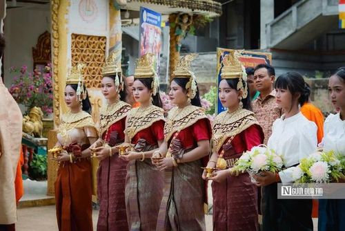 Trong khuôn viên chùa, những bộ trang phục Khmer sặc sỡ cùng tiếng cười vui của người dân, trẻ nhỏ góp phần làm nên không khí Tết rộn ràng, đậm đà bản sắc.
