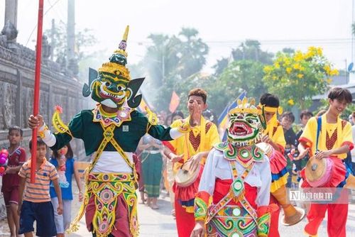 Giữa nhịp sống hiện đại, Tết Chol Chnam Thmay vẫn rực rỡ trong không gian các ngôi chùa Khmer, thu hút đông đảo người dân và du khách đến tham gia trải nghiệm. Những sắc màu văn hóa truyền thống tiếp tục được gìn giữ, lan tỏa qua từng hoạt động lễ hội và sinh hoạt cộng đồng.