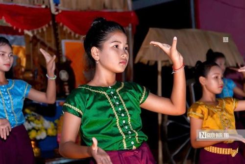Bên cạnh các nghi lễ, nhiều hoạt động văn hóa, văn nghệ truyền thống được tổ chức, tạo không khí vui tươi, phấn khởi. Các điệu múa Romvong, Saravan cùng tiếng nhạc ngũ âm trở thành điểm nhấn đặc sắc trong dịp lễ.