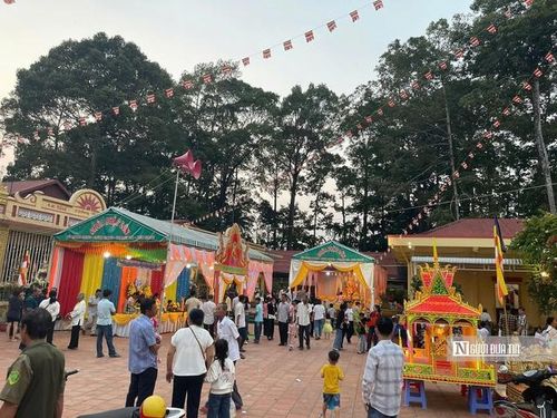 Không khí Tết Chol Chnam Thmay lan tỏa khắp phum sóc Khmer. Người dân tất bật chuẩn bị lễ vật cùng nhau hướng về chùa trong sự háo hức, tạo nên khung cảnh đông vui, rộn ràng ngày đầu năm.