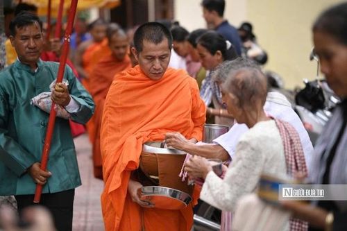 Tết Chol Chnam Thmay kéo dài trong 3 ngày với nhiều nghi thức mang ý nghĩa tâm linh sâu sắc như rước Đại lịch, dâng cơm cho sư sãi, tắm tượng Phật. Trong đó, nghi thức tắm Phật thu hút đông đảo người dân tham gia, với mong muốn cầu bình an, may mắn trong năm mới.