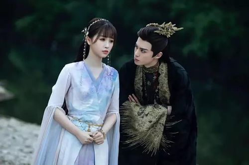 Bộ phim kể về Hoa Lan Nhỏ - một tiểu tiên nữ vô tình giải phong ấn cho Đông Phương Thanh Thương - đại ma đầu khét tiếng, khiến cả hai bị ràng buộc bởi Đồng Tâm Chú. Sự liên kết này khiến họ chia sẻ cảm xúc và tổn thương của nhau, từ đó hình thành sự thay đổi trong tính cách, đặc biệt là ở Đông Phương Thanh Thương. Tình cảm giữa hai người phát triển trong bối cảnh xung đột giữa hai giới, trải qua nhiều thử thách và hy sinh.