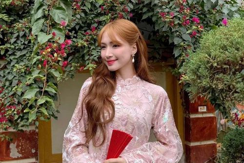 Hòa Minzy liên tục đón nhận nhiều tin vui trong công việc và cuộc sống thời gian gần đây.