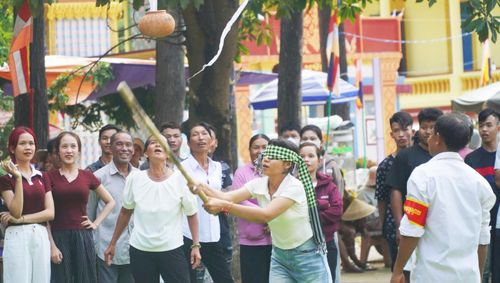 Khoảnh khắc “lệch hướng” trong trò chơi đập nồi đất khiến người chơi và khán giả vui cười thích thú.