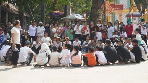 Đồng bào Khmer xếp thành vòng tròn để tham gia trò chơi ném khăn.
