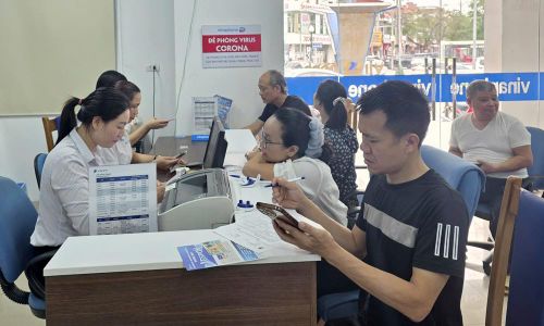  Nhiều người dân đến điểm giao dịch của VNPT Bắc Ninh tại phường Bắc Giang để xác thực thông tin thuê bao di động. 