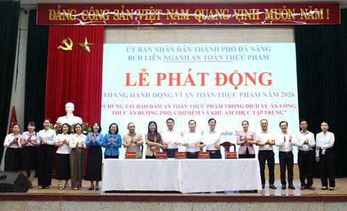 Phó Chủ tịch UBND thành phố Nguyễn Thị Anh Thi (thứ 5, bên phải sang) và đại diện sở, ngành, đơn vị phát động Tháng hành động vì an toàn thực phẩm. Ảnh: NGỌC HÀ
