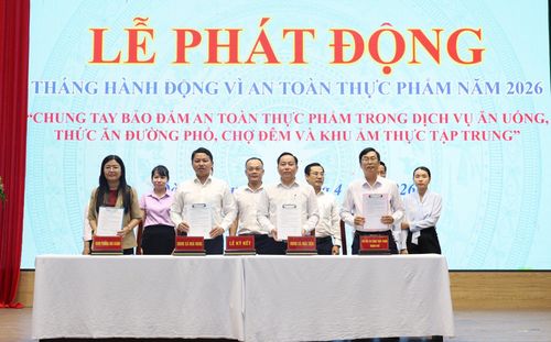 Các đơn vị, địa phương và doanh nghiệp ký cam kết bảo đảm an toàn thực phẩm. Ảnh: NGỌC HÀ