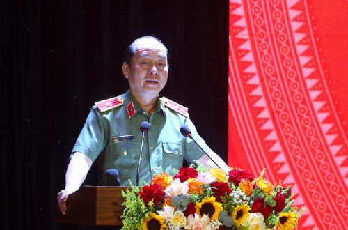 Thiếu tướng Nguyễn Hữu Hợp, Giám đốc Công an thành phố phát biểu chỉ đạo tại hội nghị. Ảnh: VĂN HOÀNG