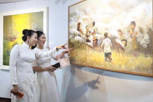 Triển lãm thu hút đông đảo công chúng yêu mỹ thuật, trong đó có giới trẻ. Ảnh: NGỌC HÀ