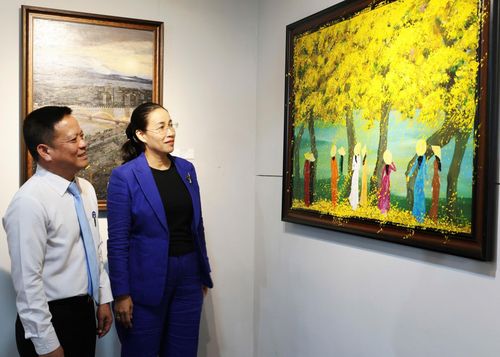 Phó Chủ tịch UBND thành phố Nguyễn Thị Anh Thi tham quan triển lãm. Ảnh: NGỌC HÀ