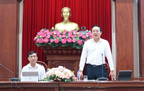 Tiến sĩ, bác sĩ Nguyễn Văn Dương, Giám đốc Sở Y tế, Phó trưởng ban Thường trực Ban Chỉ đạo liên ngành về ATTP tỉnh phát biểu tại hội nghị.