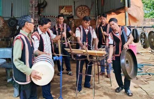 Nghệ nhân Rơ Châm Luih (thứ 2 từ trái sang) cùng đội văn nghệ cộng đồng trình diễn các nhạc cụ truyền thống của dân tộc Jrai. Ảnh: Đồng Lai