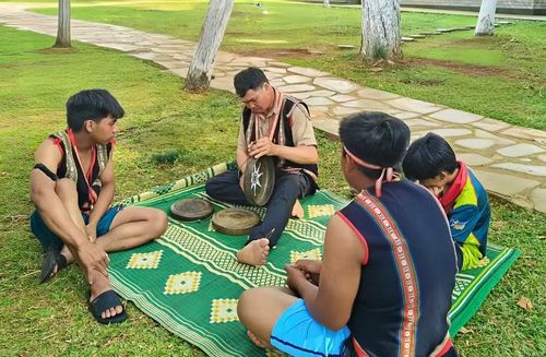 Nghệ nhân Nênh kiên trì truyền dạy hơmon cho thế hệ trẻ. Ảnh: Đồng Lai
