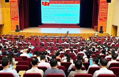  Đại biểu tham gia nghiên cứu, học tập, quán triệt và triển khai thực hiện Nghị quyết Hội nghị Trung ương 2, khóa XIV tại điểm cầu Trung tâm Hội nghị tỉnh Gia Lai ngày 13-4. Ảnh: N.H 