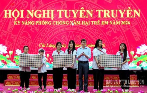 Đại diện lãnh đạo Sở Y tế tặng quà học sinh Trường Tiểu học và THCS trên địa bàn xã Chi Lăng