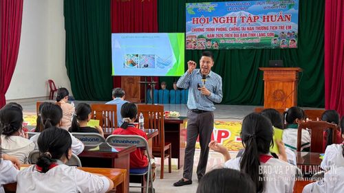 Giảng viên Công ty Cổ phần Giáo dục khoa học an toàn Việt Nam truyền thông tin về tình hình tai nạn thương tích đuối nước ở trẻ em