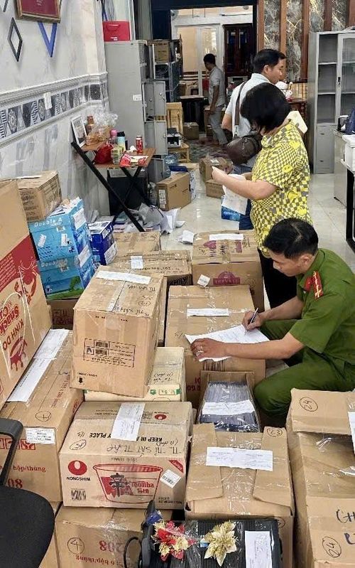 Cơ quan Công an tiến hành khám xét, thu giữ nhiều tang vật có liên quan