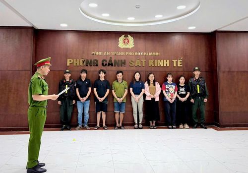 Cơ quan Công an tống đạt các quyết định và lệnh đối với các đối tượng (từ trái qua phải): Tăng Tư Thế, Phùng Quốc Anh, Nguyễn Văn Hiệp, Lê Thị Thùy Trang, Nguyễn Thanh Phỉ, Vũ Thị Thuận, Nguyễn Thị Tuyết Nhung.