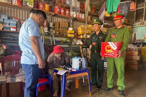 Lực lượng công an tham gia bảo đảm an toàn, đưa thùng phiếu di động đến nhà để cho cử tri thực hiện quyền công dân