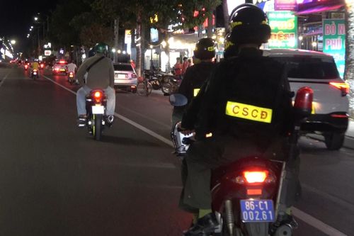 Lực lượng cảnh sát cơ động tuần tra, kiểm soát vào ban đêm