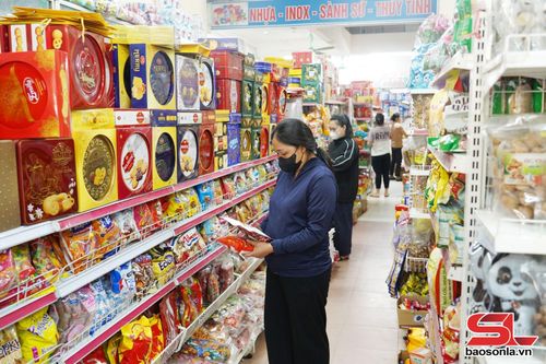 Khách hàng mua bán hàng hóa tại xã Phù Yên.