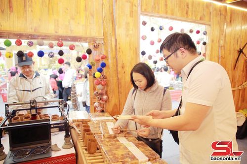 Khách hàng lựa chọn sản phẩm tre, gỗ của HTX Đồ gỗ gia đình On, xã Phù Yên.