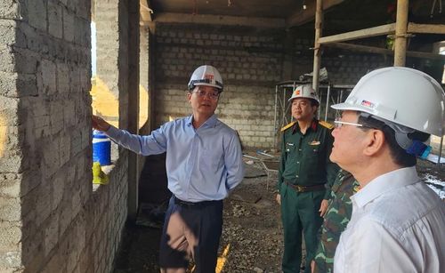 Đồng chí Nguyễn Đình Trung, UVTW Đảng, Bí thư Thành ủy, Trưởng đoàn ĐBQH thành phố (bên trái) kiểm tra vật liệu thi công tại công trình Trường liên cấp A Lưới 3