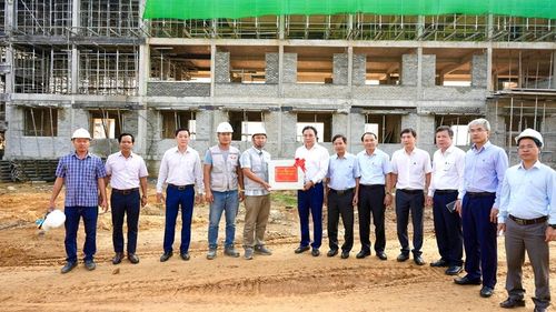 UVTW Đảng, Phó Bí thư Thành ủy, Chủ tịch UBND thành phố Nguyễn Khắc Toàn tặng quà cho nhà thầu thi công tại Trường liên cấp A Lưới 3