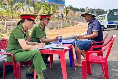 Lực lượng công an tiến hành làm việc với chủ phương tiện để kiểm tra, đối chiếu các nội dung liên quan đến hồ sơ đăng ký, đăng kiểm