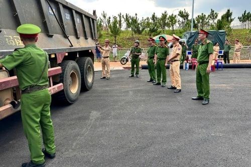 Phó Giám đốc Công an tỉnh Lâm Đồng, Đại tá Nguyễn Tường Vũ trực tiếp kiểm tra, chỉ đạo tổng rà soát phương tiện tải tự đổ trên 15 tấn tại phường Đông Gia Nghĩa