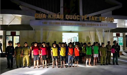 Các đối tượng lừa đảo bị lực lượng công an bắt giữ trong chuyên án (Ảnh CACC).