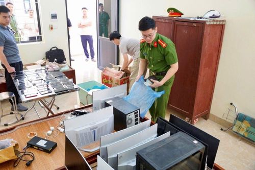 Lực lượng công an tiến hành khám xét các tài liệu liên quan (Ảnh CACC).