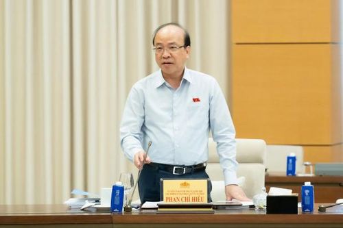 Chủ nhiệm Ủy ban Pháp luật và Tư pháp Phan Chí Hiếu phát biểu tại phiên họp.