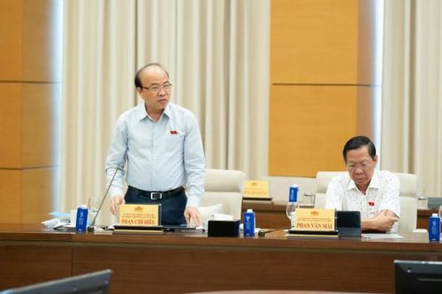 Chủ nhiệm Ủy ban Pháp luật và Tư pháp Phan Chí Hiếu phát biểu tại phiên họp.