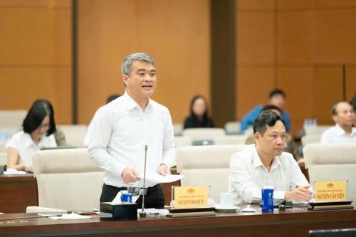 Thứ trưởng Bộ Tư pháp Nguyễn Thanh Tú trình bày Báo cáo tiếp thu, giải trình và chỉnh lý dự thảo nghị quyết tại phiên họp.