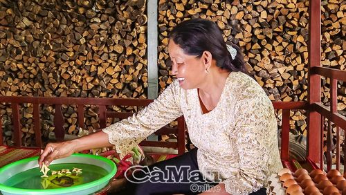 Làm bánh gừng, bánh ớt đón tết, nét ẩm thực truyền thống được lưu giữ ở nhiều gia đình dân tộc Khmer xã Hưng Hội. Ảnh: HỮU THỌ 