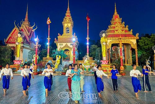 Đội múa Khmer tại phường Hiệp Thành tập luyện các tiết mục văn nghệ phục vụ dịp tết. Ảnh: HỮU THỌ