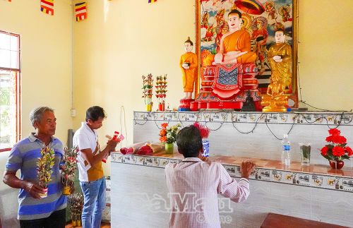 Đồng bào Khmer Ấp 16, xã Khánh Lâm, trang trí salatel để tổ chức họp mặt mừng tết Chôl Chnăm Thmây. Ảnh: NGUYỄN ĐÀO