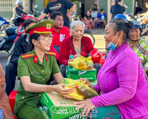 Cán bộ Công an xã Đá Bạc tặng quà, ân cần thăm hỏi bà con nhân dịp Tết Chôl Chnăm Thmây.