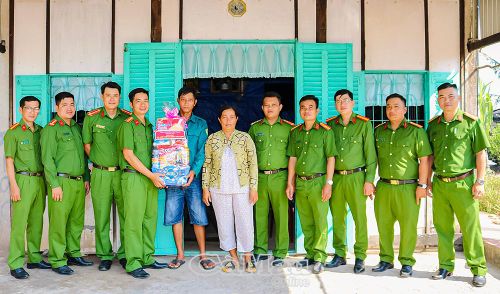  Lực lượng Công an phường Vĩnh Trạch thăm hỏi, tặng quà gia đình ông Lâm Phương, đồng bào Khmer có hoàn cảnh khó khăn tại khóm Giáp Nước.
