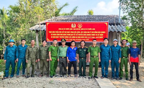  Công an xã cùng các lực lượng tham gia hỗ trợ tháo dỡ nhà dột nát cho hộ ông Lâm Hồng Ne nhân dịp Tết cổ truyền.