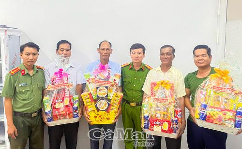Công an xã Khánh Hưng tặng quà lực lượng ANTT cơ sở là đồng bào Khmer nhân dịp Tết Chôl Chnăm Thmây.