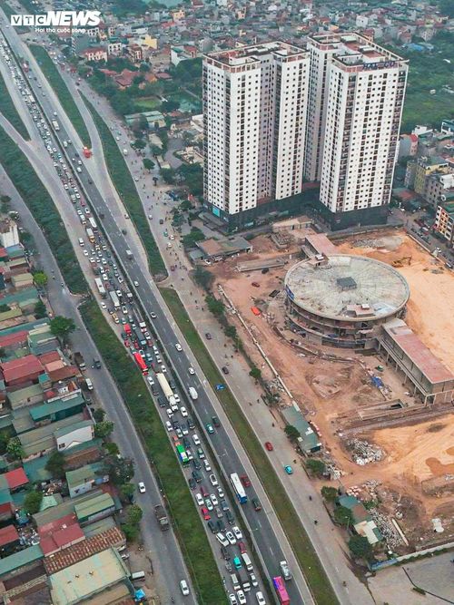 Công trình nằm trên trục Vành đai 3, tuyến giao thông quan trọng kết nối các cửa ngõ của thành phố. Vị trí này cách bến xe Nước Ngầm khoảng 2 km và cách bến xe Giáp Bát khoảng 5 km, thuận lợi cho việc tổ chức lại các tuyến vận tải liên tỉnh, đặc biệt là các tuyến phía Nam.