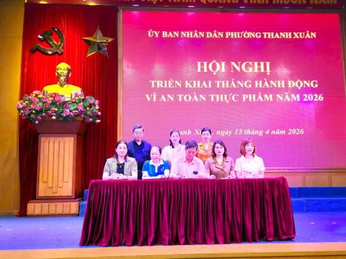 Các đơn vị ký cam kết hưởng ứng “Tháng hành động vì an toàn thực phẩm” năm 2026. Ảnh: Tùng Lâm