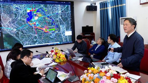 Lãnh đạo xã Ứng Hòa rà soát quy hoạch phát triển. Ảnh: Phùng Lương