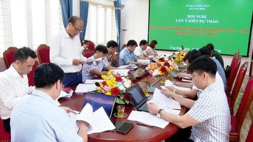 Xã Ứng Hòa tổ chức hội nghị lấy ý kiến về dự thảo đề án phát triển kinh tế giai đoạn 2026-2030. Ảnh: Phùng Lương