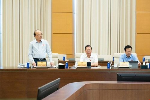 Chủ nhiệm Ủy ban Pháp luật và Tư pháp của Quốc hội Phan Chí Hiếu trình bày báo cáo thẩm tra. Ảnh: quochoi.vn