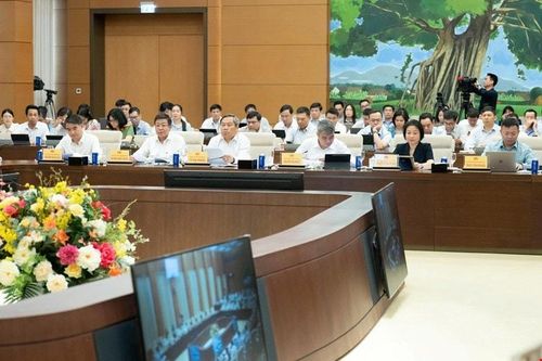 Ủy viên Trung ương Đảng, Phó Bí thư Thành ủy, Chủ tịch UBND thành phố Hà Nội Vũ Đại Thắng cùng các đồng chí lãnh đạo thành phố Hà Nội tham dự phiên họp. Ảnh: quochoi.vn